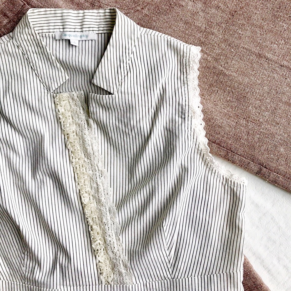 Lace lined Vneck sleeveless Blouse